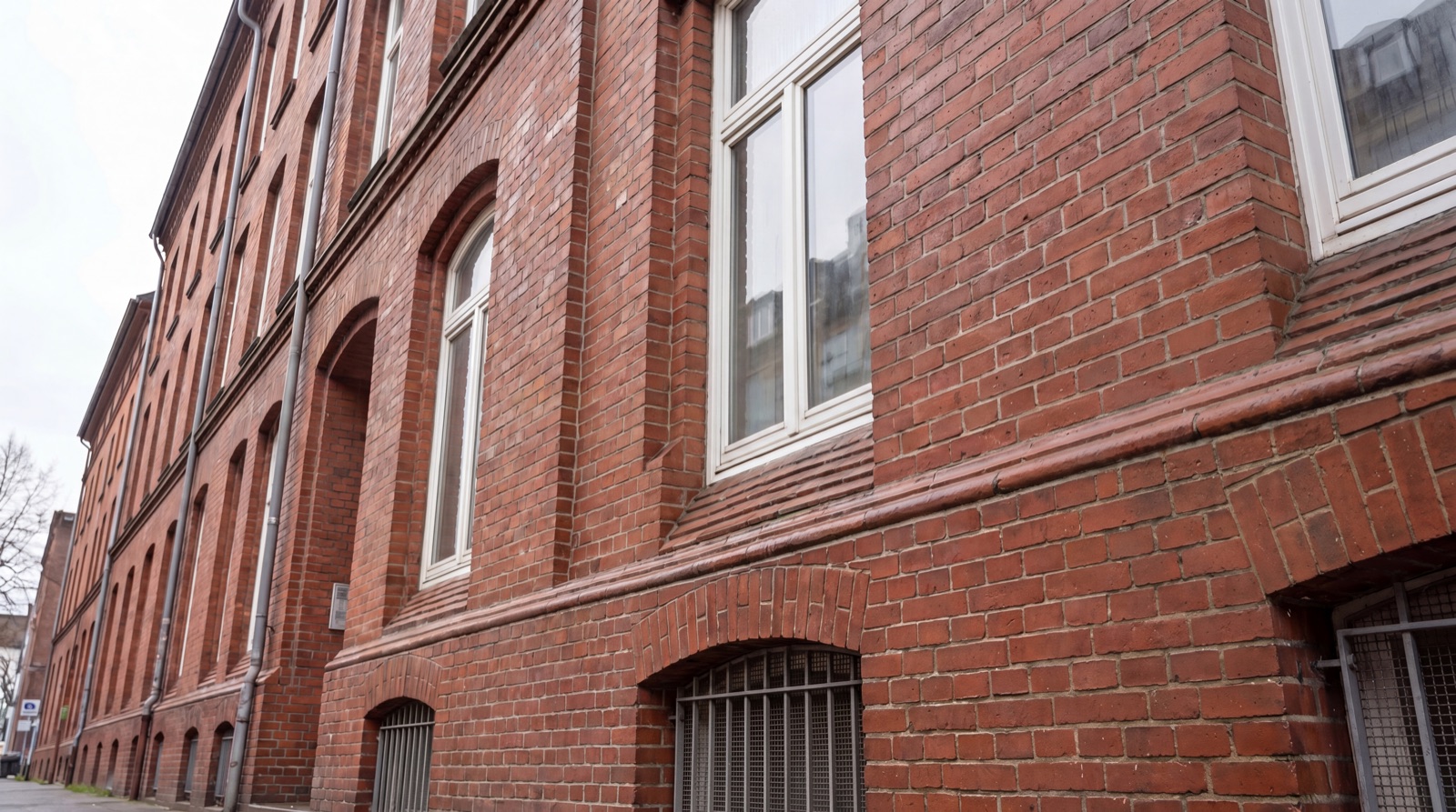 Backstein-Fassade nach der Reinigung — sauberer roter Klinker